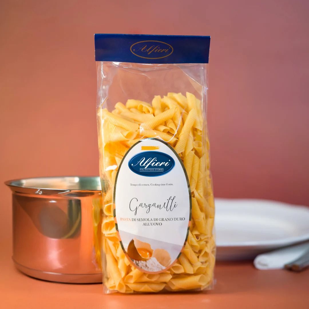 Pasta Garganelli al huevo Alfieri, forma de cilindro estriado.