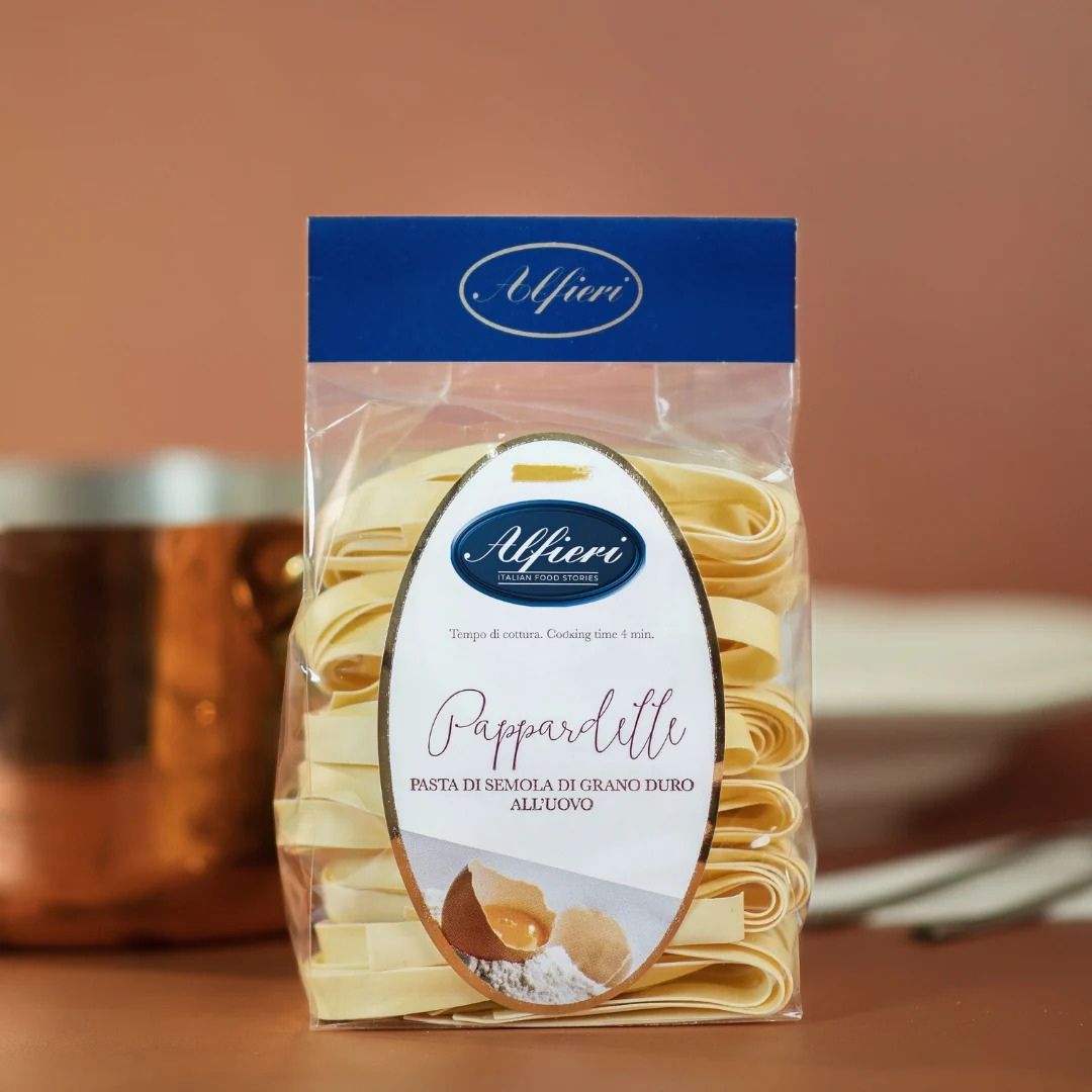 Pasta Pappardelle al huevo Alfieri, cintas anchas en nidos.
