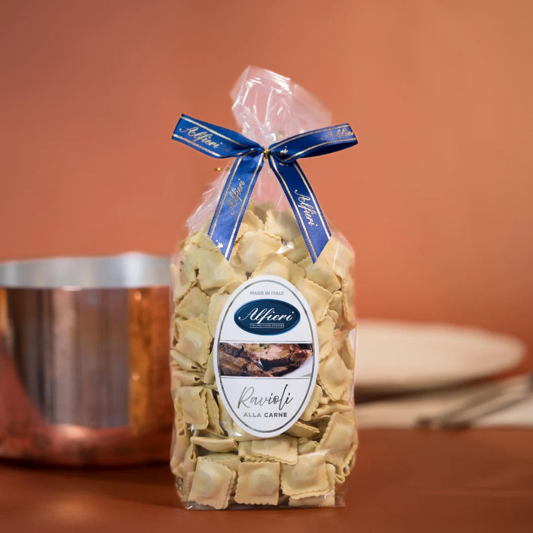 Bolsa de Ravioli alla Carne Alfieri 500g con lazo azul, pasta seca rellena artesanal del Piamonte italiano.