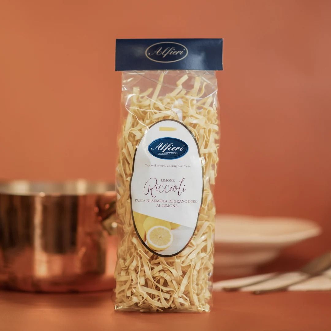 Pasta rizada Riccioli al limón Alfieri, color amarillo brillante.