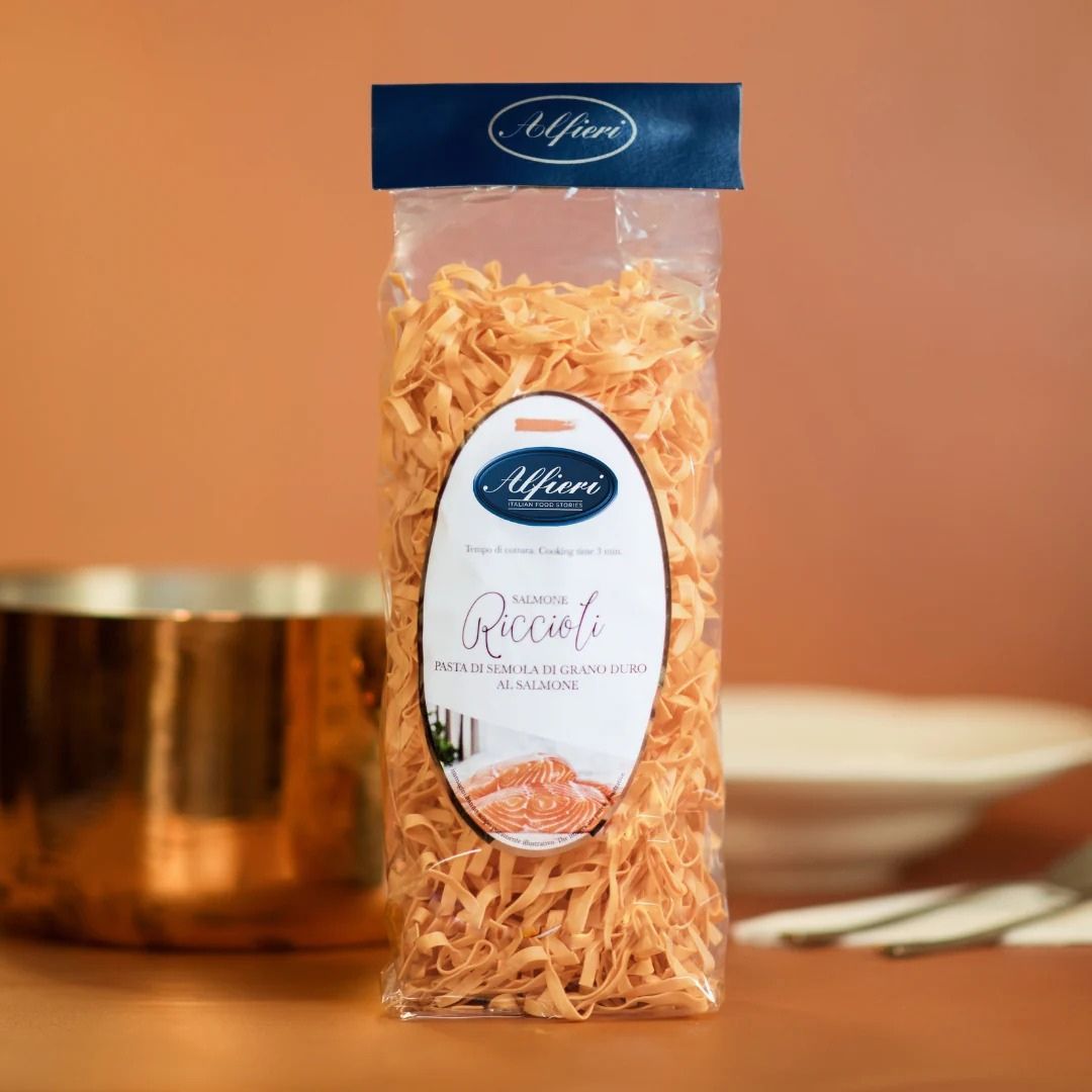 Pasta Riccioli al salmón Alfieri, forma rizada color salmón.